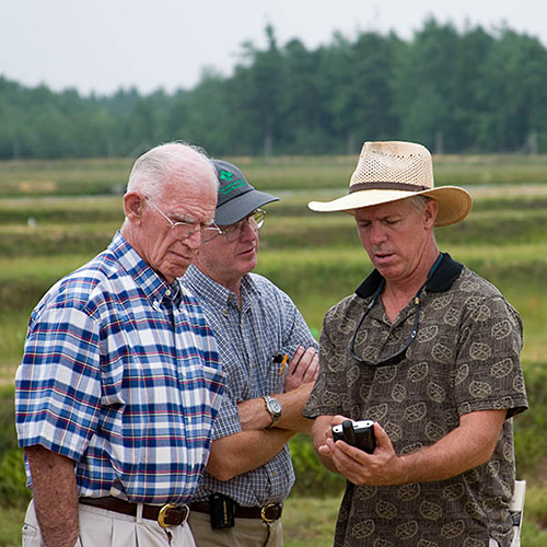 三个男人在参加一个精确的农业演示。