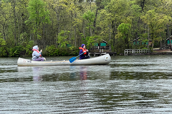 湖上两个人坐一艘独木舟