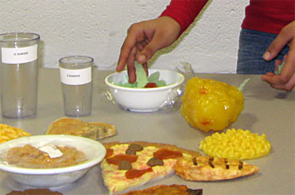 碗，玻璃杯，水果和蔬菜放在桌子上。