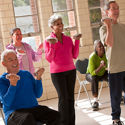 活跃的老年人正在做轻度锻炼的照片。
